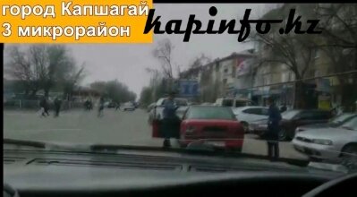 Таксисты нелегалы в Капшагае оккупировали общую парковку в центре.